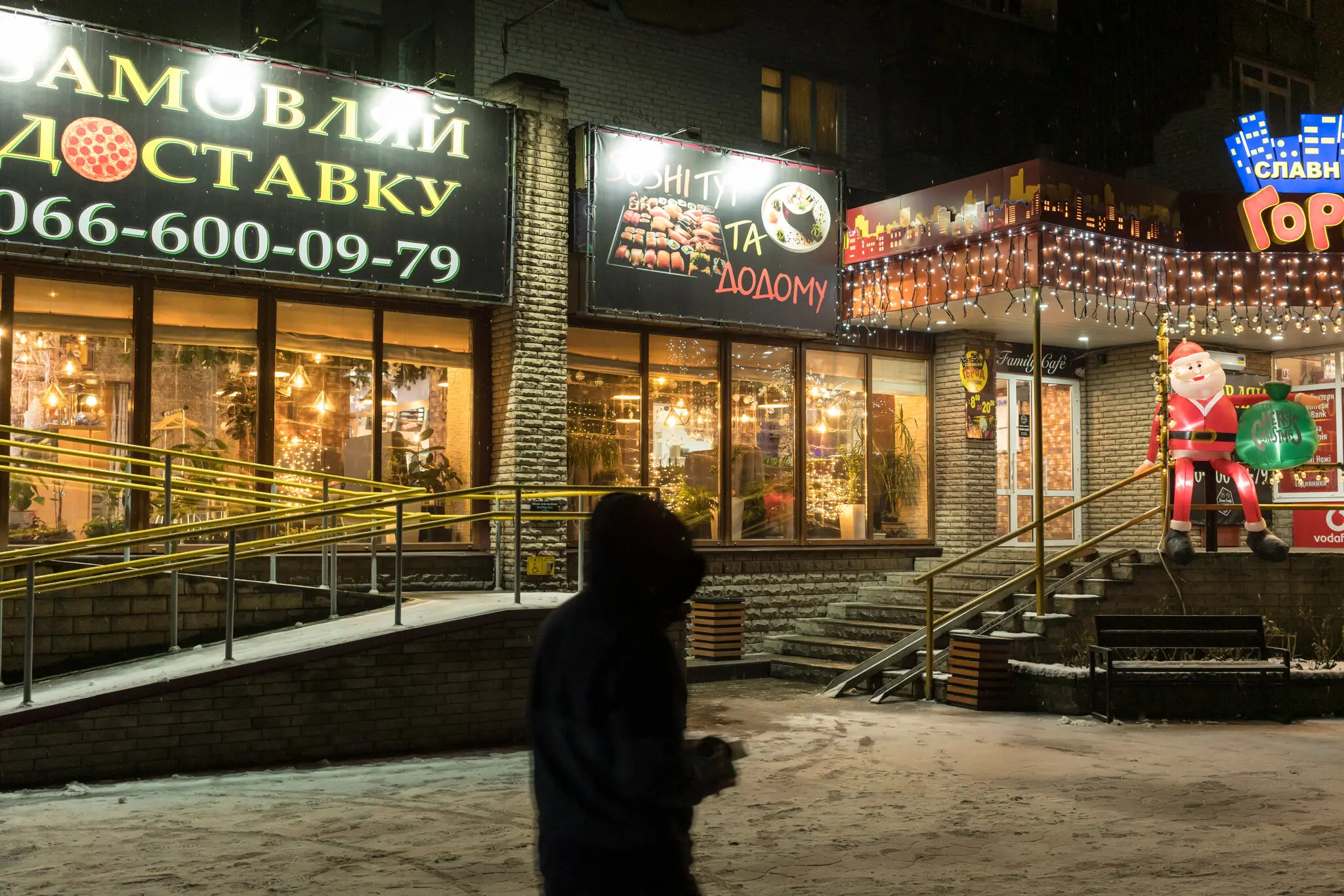 Незважаючи на артилерійські обстріли, власник ресторану подає свіжий суші на передовій у Слов'янську